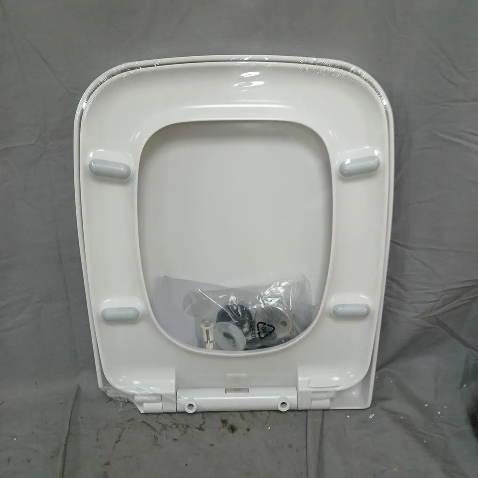 BOXED TOILET SEAT LID SOFT CLOSE 