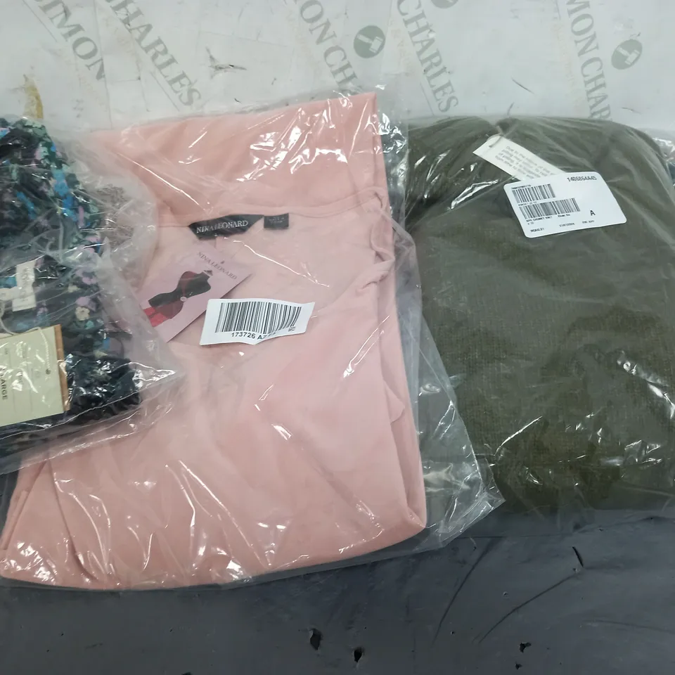 APPROXIMATELY 20 ASSORTED FOOTWEAR ITEMS IN VARIUS STYLES, COLOURS AND SIZES TO INCLUDE TOPS , JEANS , JUMPERS ETC