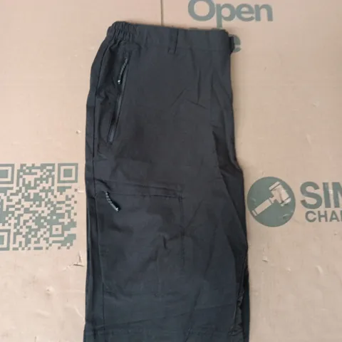 REGATTA SHORTS IN BLACK SIZE XL (UK 38")