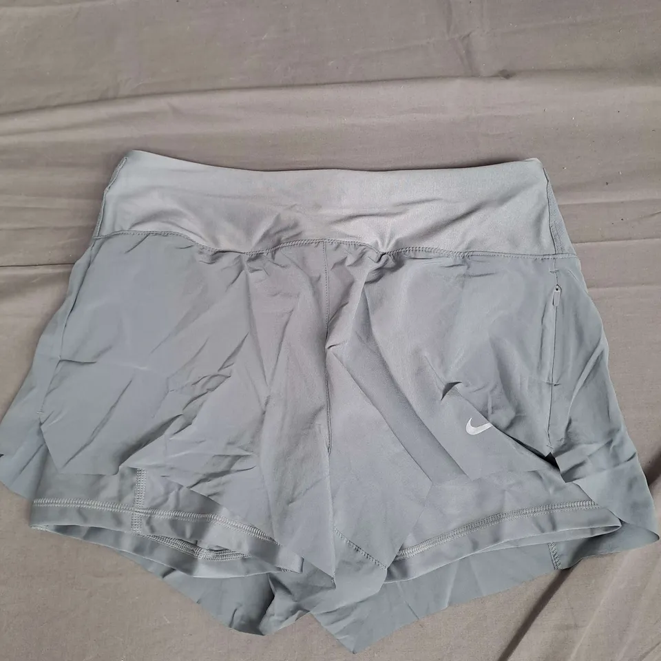 NIKE WOMENS 2 LAYER RUNNING SHORTS IN SILVER GREY SIZE M