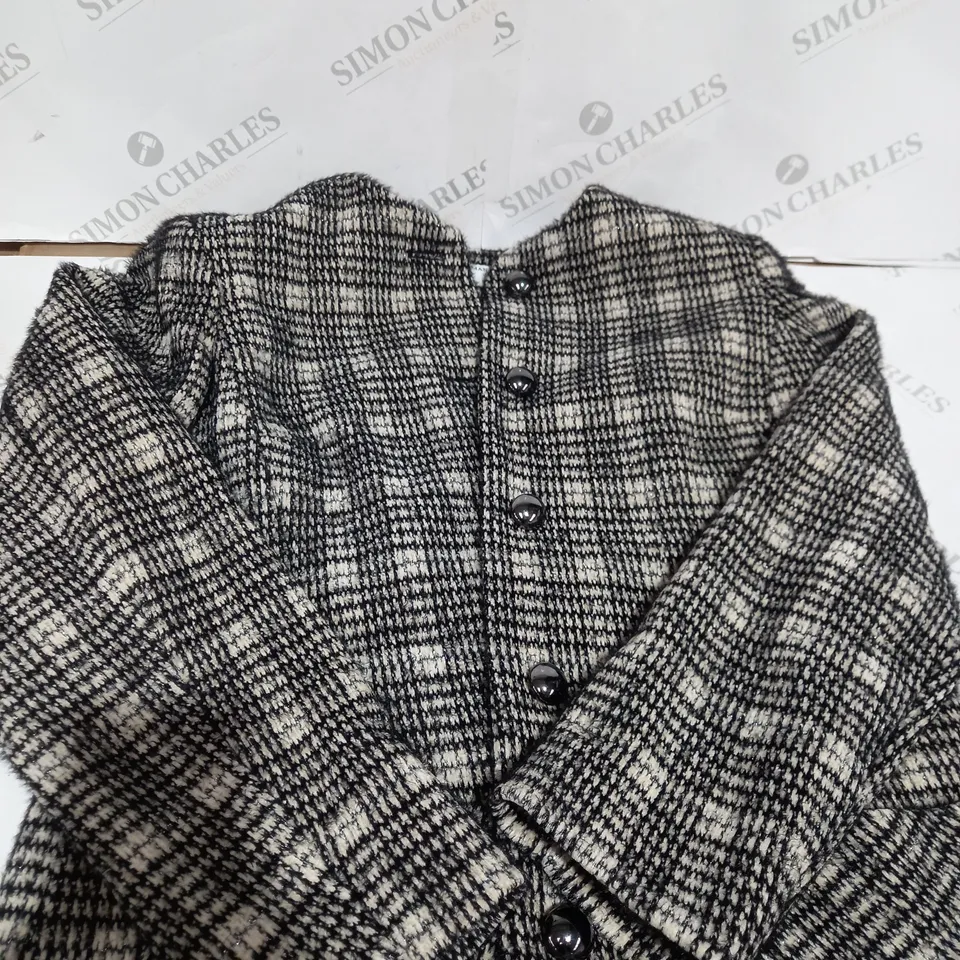 BOX OF APPROXIMATELY 10 ASSORTED COATS TO INCLUDE LONG BLACK PARKA JACKET, FLEECE BLAZER WITH BUTTONS, RED PARKA ETC