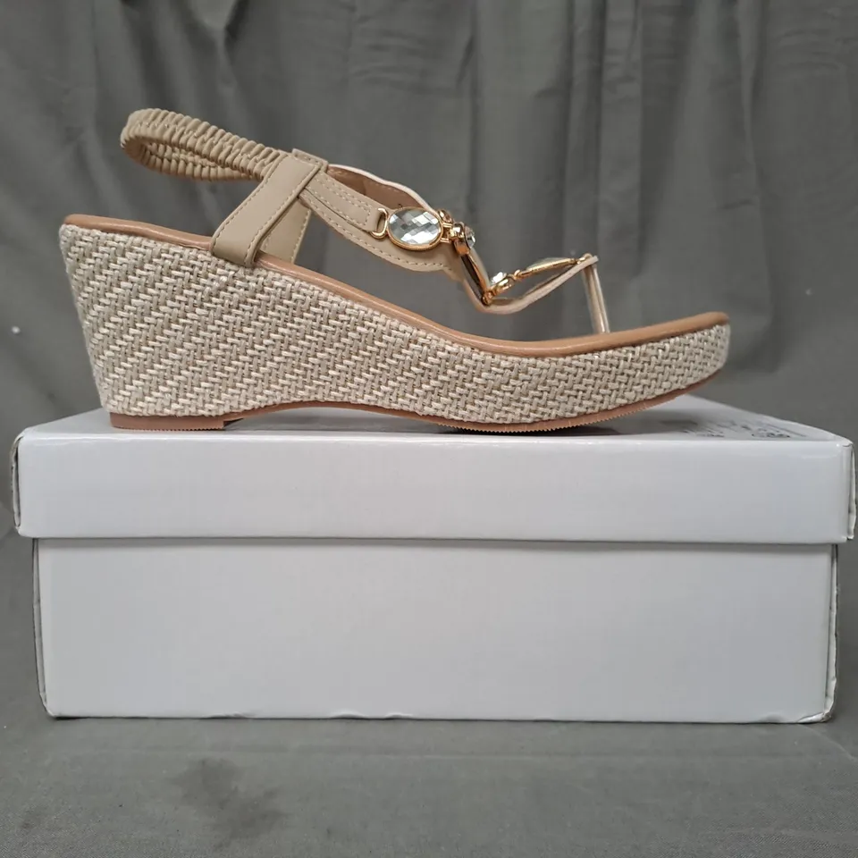 BOXED PAIR OF DESIGNER WEDGE TOE-POST SANDALS IN BEIGE W. JEWEL EFFECT EU SIZE 39