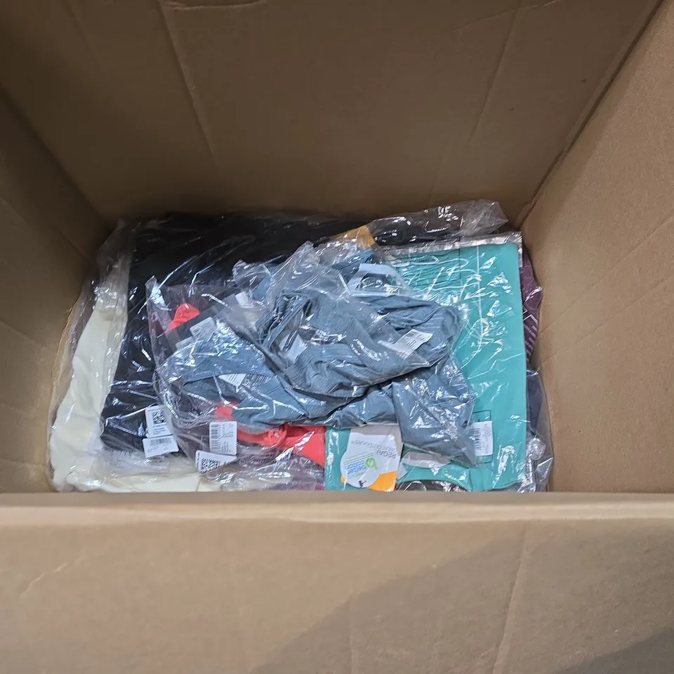 LOT OF APPROXIMATELY 30 ASSORTED BRAND NEW REGATTA AND DARE2BE CLOTHING ITEMS