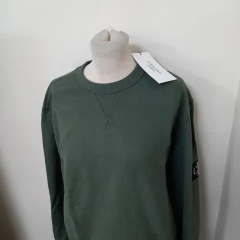 CALVIN KLEIN BADGE CREW NECK SWEATSHIRT SIZE M