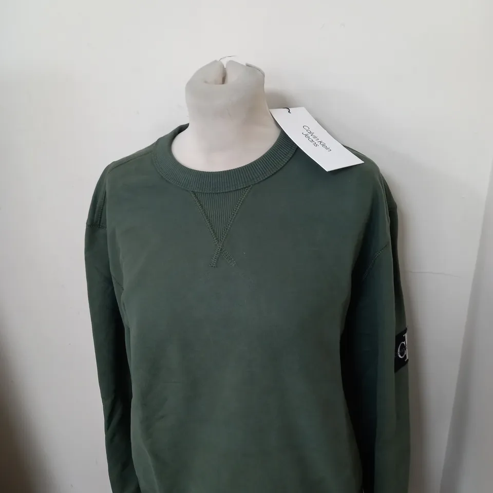 CALVIN KLEIN BADGE CREW NECK SWEATSHIRT SIZE M