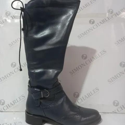 BOXED PAIR OF MODA IN PELLE SASSKIA KNEE HIGH BOOTS IN NAVY SIZE 7