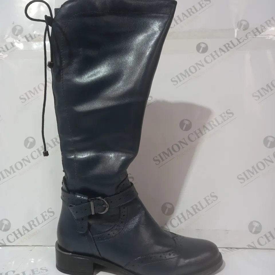 BOXED PAIR OF MODA IN PELLE SASSKIA KNEE HIGH BOOTS IN NAVY SIZE 7
