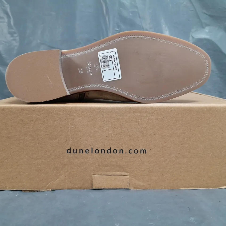 BOXED PAIR OF DUNE LONDON 149 PROGRESS CROPPED HEIGHT ANKLE BOOTS IN BEIGE SIZE 5