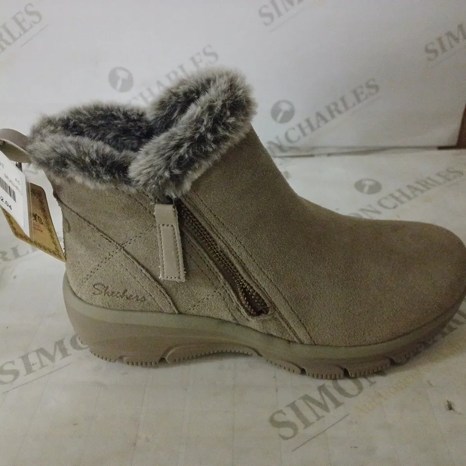 SKECHERS EASY GOING HIGH ZIP BOOT, MUSHROOM, UK 3