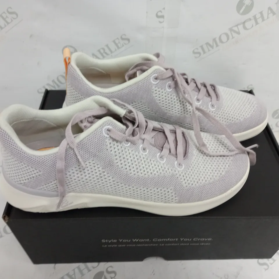 BOXED VIONIC VIOLET TRAINER'S SIZE 7