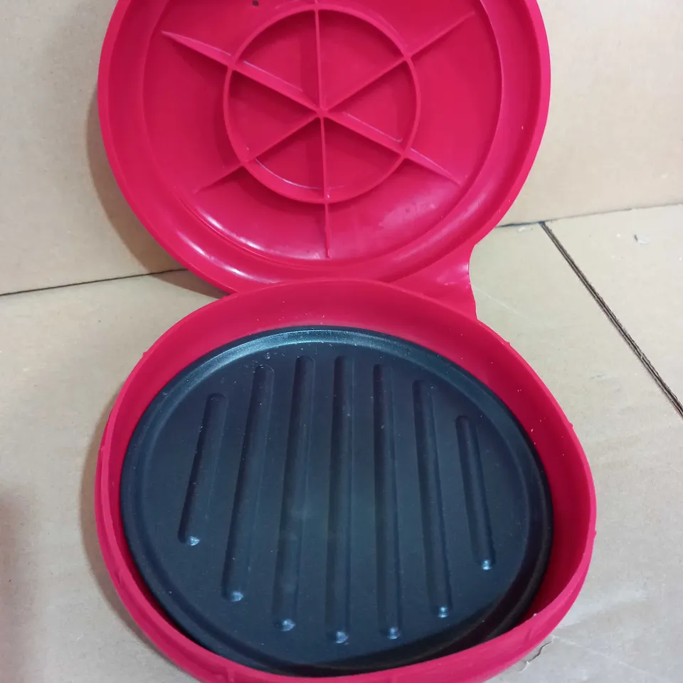 COOK'S ESSENTIALS MICROWAVE GRILL PAN WITH SILICONE COVER - RED
