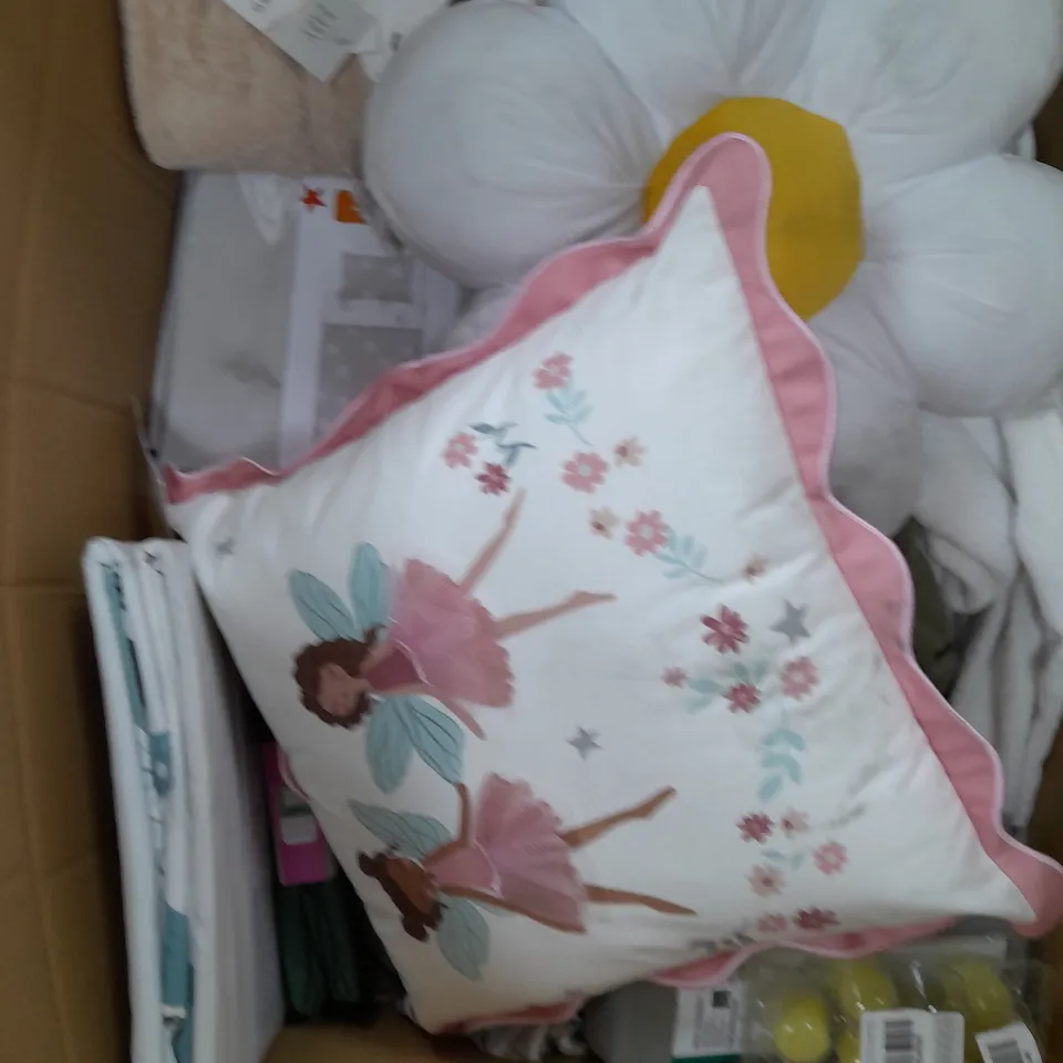 BOX OF APPROX 15 ASSORTED ITEMS TO INCLUDE - FLOWER CUSHION, DUVET SET, FITTED SHEET ETC