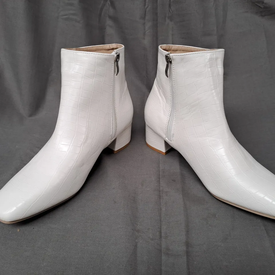 BOXED PAIR OF DESIGNER BLOCK HEEL ANKLE BOOTS IN WHITE EU SIZE 41