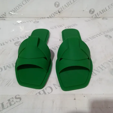 ZARA GREEN SLIDERS SIZE 39