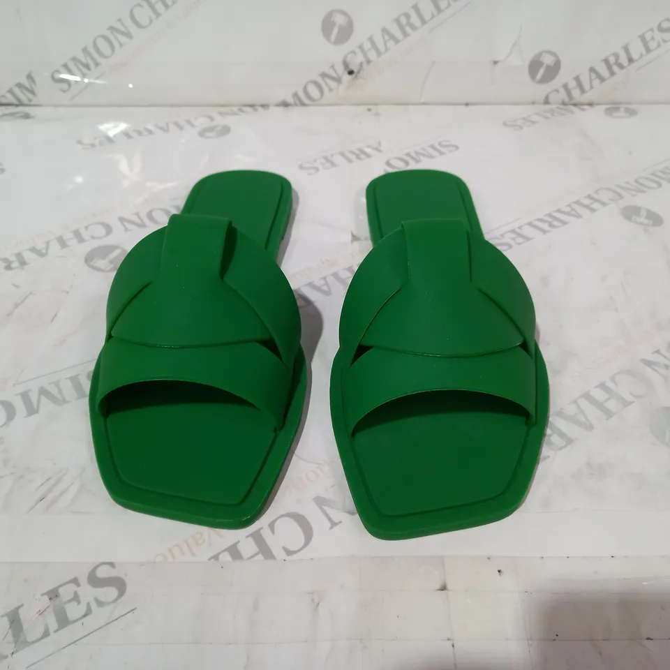 ZARA GREEN SLIDERS SIZE 39