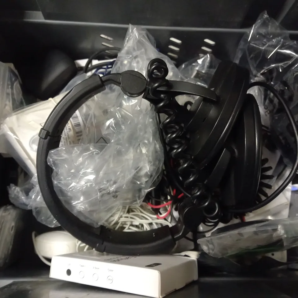 BOX OF APPROXIMATELY 10 ASSORTED ITEMS TO INCLUDE - SONY HEADPHONES , HP CHARGING EAR BUDS CASE , VIDO EARPHONES ETC