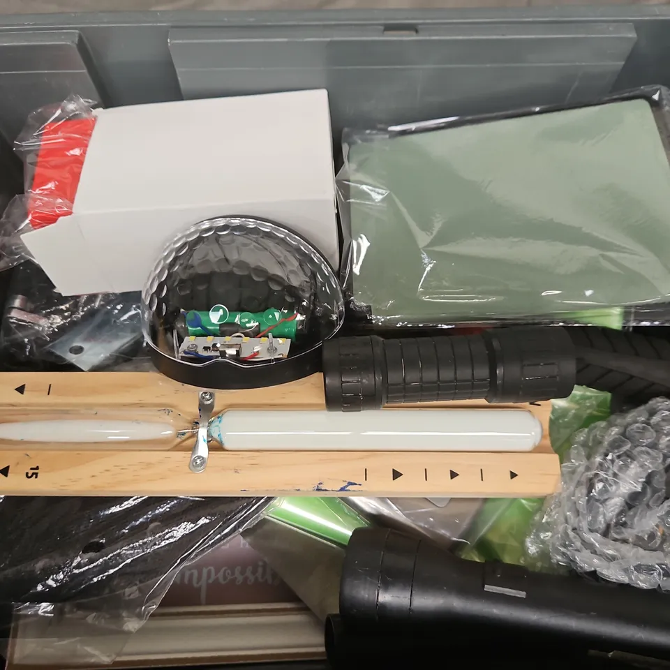 APPROXIMATELY 14 ASSORTED HOUSEHOLD ITEMS TO INCLUDE SOLAR LIGHT, FLASHLIGHT, BRICK TROWEL, ETC