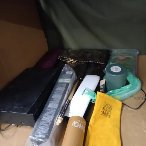 LOT OF ASSORTED HOUSEHOLD ITEMS
