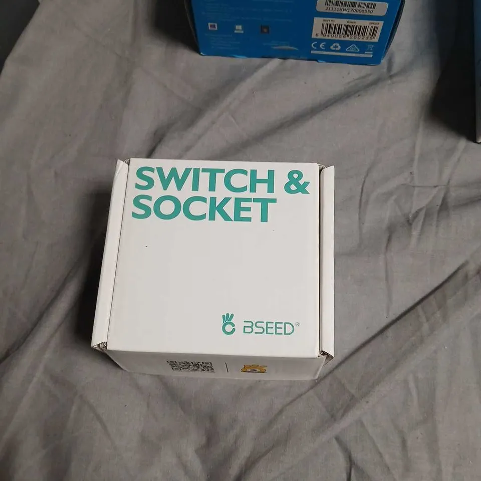 BOX OF ASSORTED ITEMS INCLUDING RAPOO HD WEBCAM XW170; EERO MESH WI-FI DEVICE; SWITCH & SOCKET – BSEED ELECTRONICS LOT