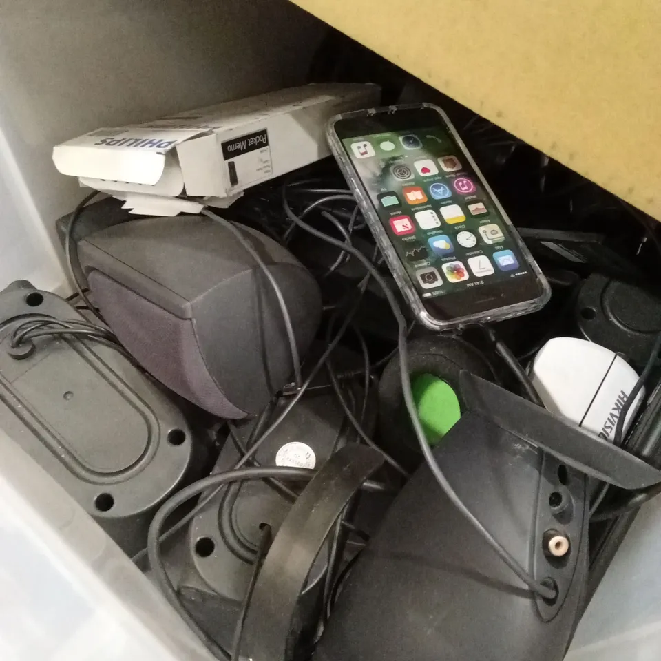 PALLET TO CONTAIN A LARGE ASSORTMENT OF TECH PRODUCTS AND OFFICE ITEMS TO INCLUDE; SPEAKERS, AUDIO EQUIPMENT, VIDEO DOORBELL, INK CARTRIDGES ETC
