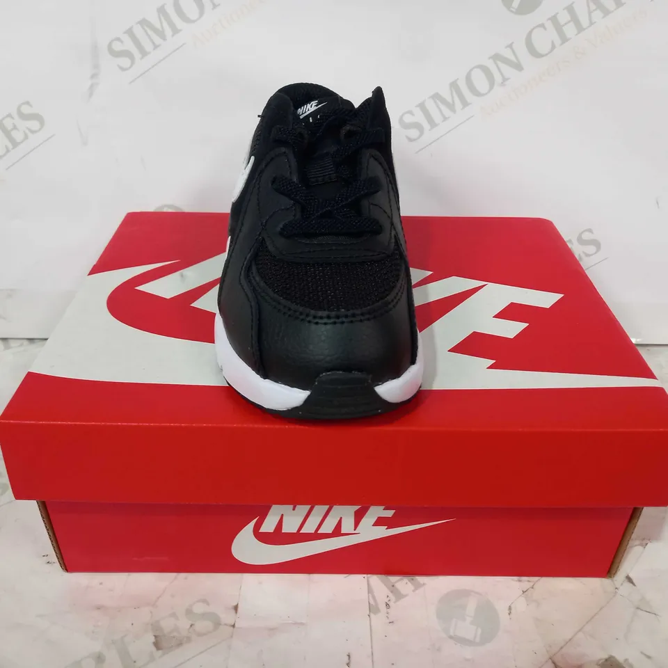 BOXED PAIR OF NIKE AIR MAX EXCEE CHILDREN'S TRAINERS IN BLACK/WHITE UK SIZE 8.5