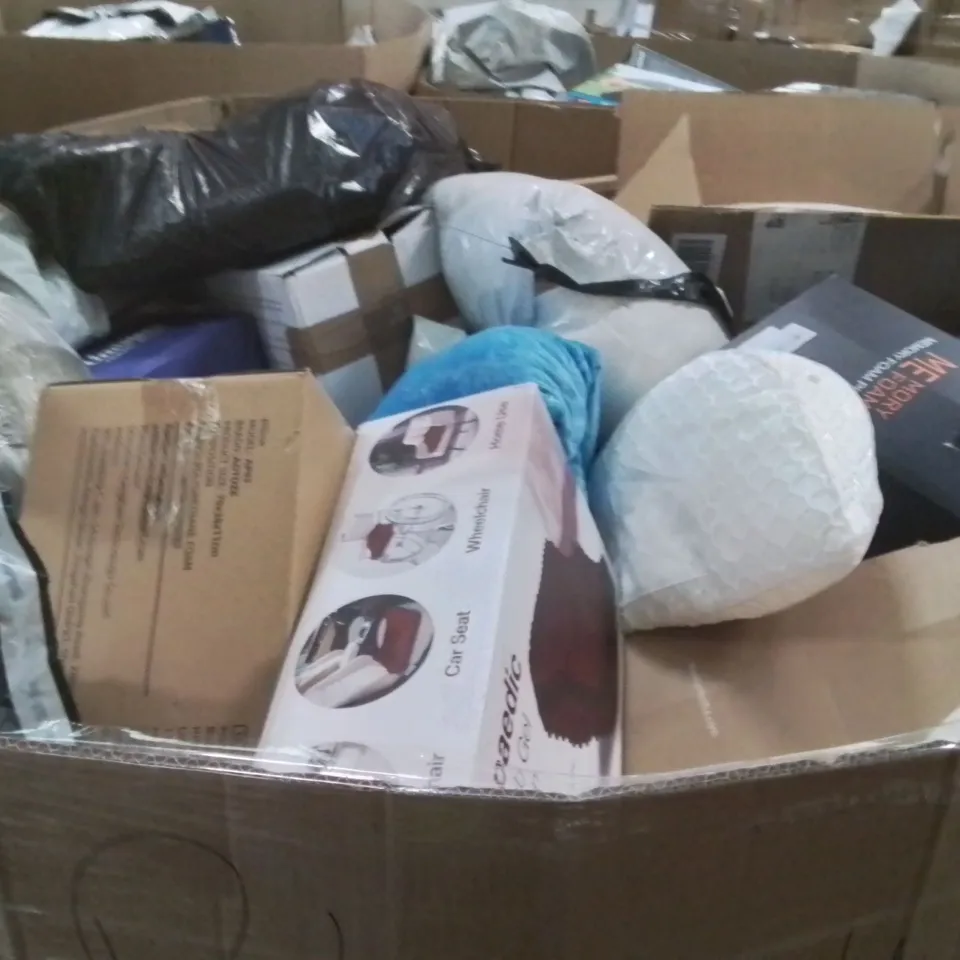 PALLET CONTAINING A LARGE QUANTITY OF PILLOWS 