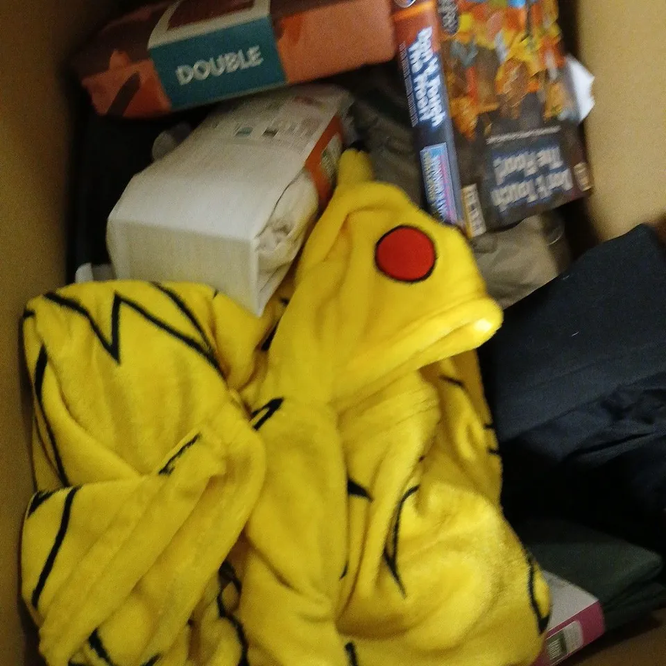 BOX OF APPROX 15 ASSORTED HOUSEHOLD ITEMS TO INCLUDE KIDS DUVET SET, SQUISHMALLOW BLANKET HOODIE, POKEMON HOODED THROW, ETC