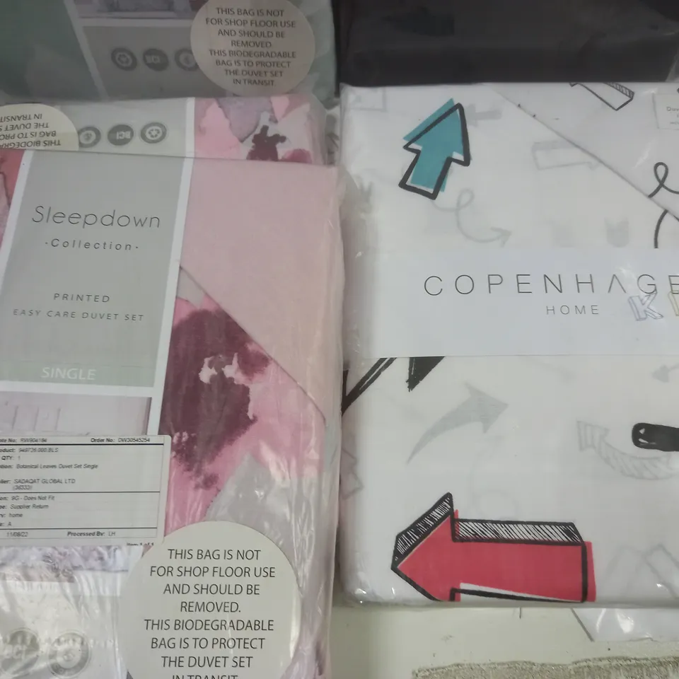 LOT OF 8 ASSORTED HOME BEDDING ITEMS TO INCLUDE FITTED SHEETS AND DUVET SETS