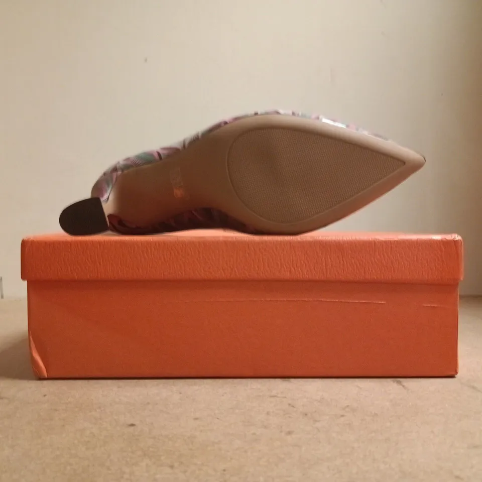 BOXED PAIR OF UNBRANDED POINTED TOE HEELS IN MULTICOLOUR SIZE EU 39.5