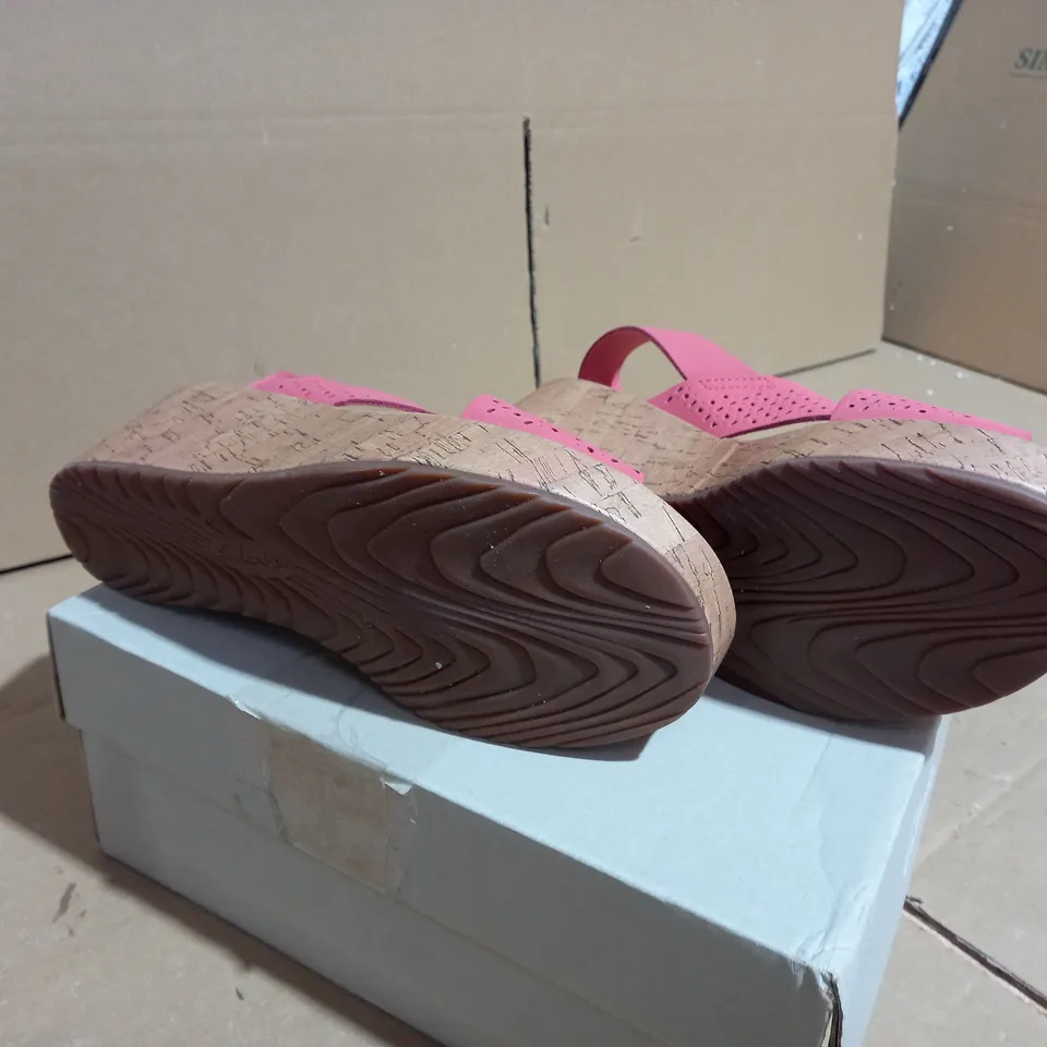 CLARKS LASER CUT LEATHER WEDGE SANDAL STANDARD FIT CORAL- UK SIZE 6