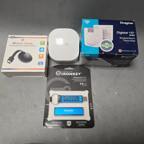 APPROXIMATELY 6 ASSORTED ITEMS TO INCLUDE - KINGSTON IRONKEY , DRAYTON WIRELESS ROOM THERMOSTAT ETC