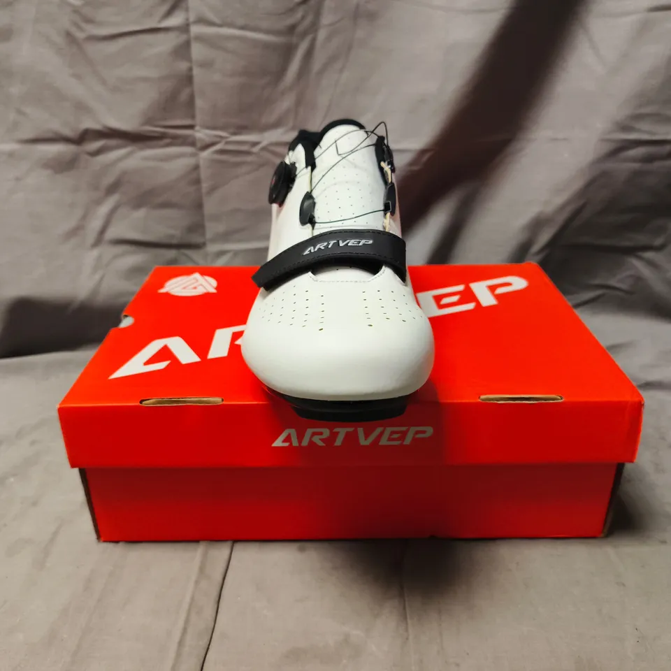BOXED PAIR OF ARTVEP CYCLING SHOES IN WHITE/BLACK SIZE UK 10.5