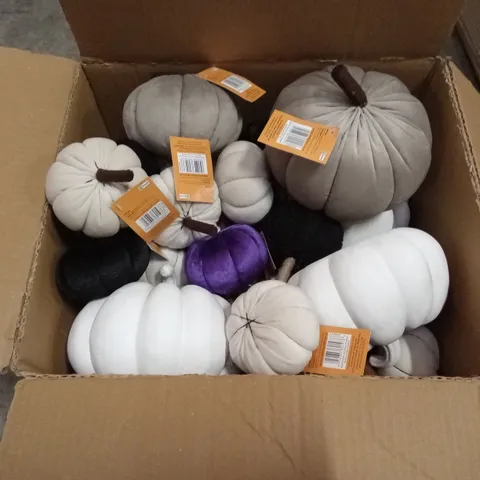 PALLET CONTAINING A LARGE ASSORTMENT OF BRAND NEW HALLOWEEN GOODS AND PRODUCTS TO INCLUDE; CERAMIC AND PLUSH PUMPKINS