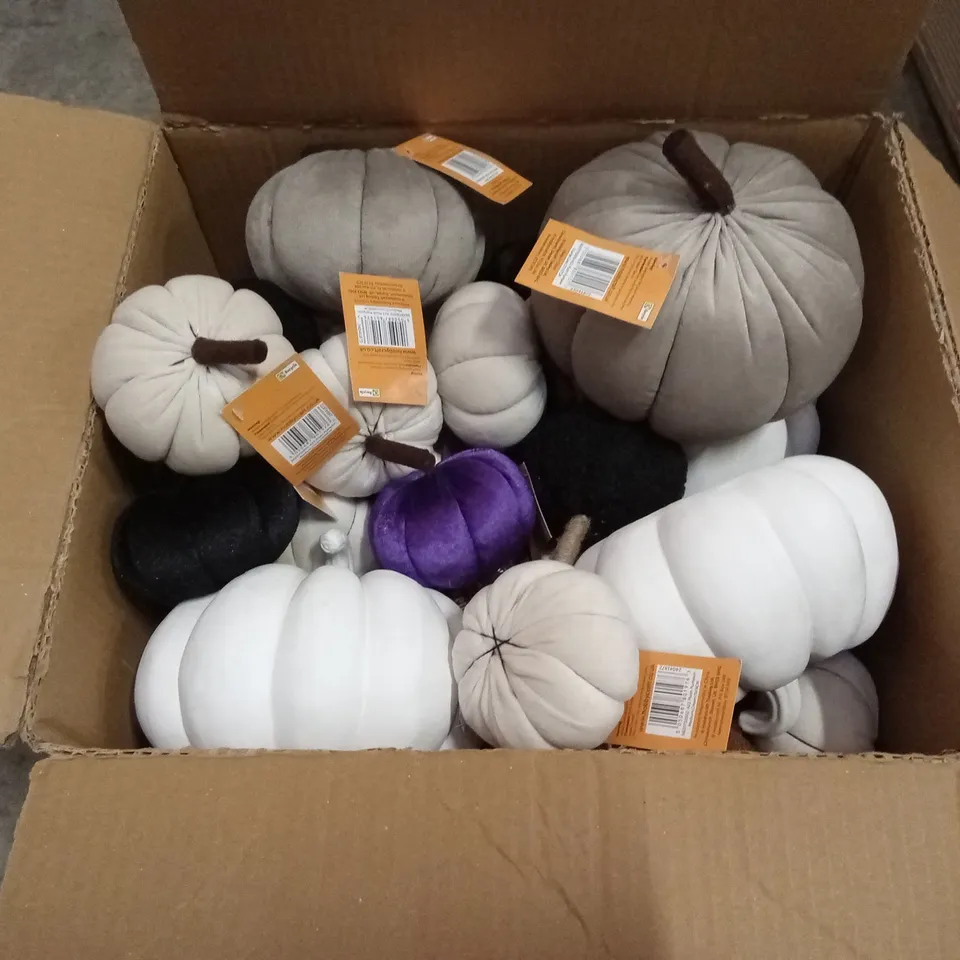 PALLET CONTAINING A LARGE ASSORTMENT OF BRAND NEW HALLOWEEN GOODS AND PRODUCTS TO INCLUDE; CERAMIC AND PLUSH PUMPKINS