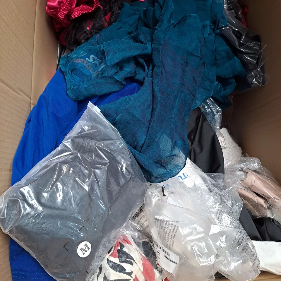 BOX OF APPROXIMATELY 25 ASSORTED CLOTHING ITEMS TO INCLUDE - SCARF, TSHIRTS, JEANS ETC
