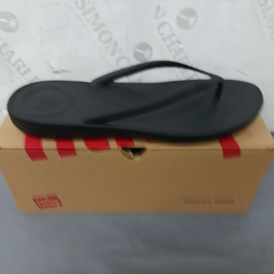 BOXED PAIR OF FITFLOP - IQUSHION ERGONOMIC FLIP-FLOPS SIZE 7