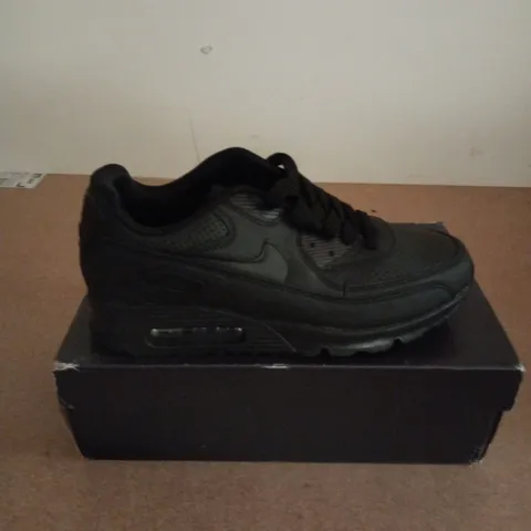 BOXED PAIR OF NIKE AIR MAX TRAINERS IN BLACK - UK 5