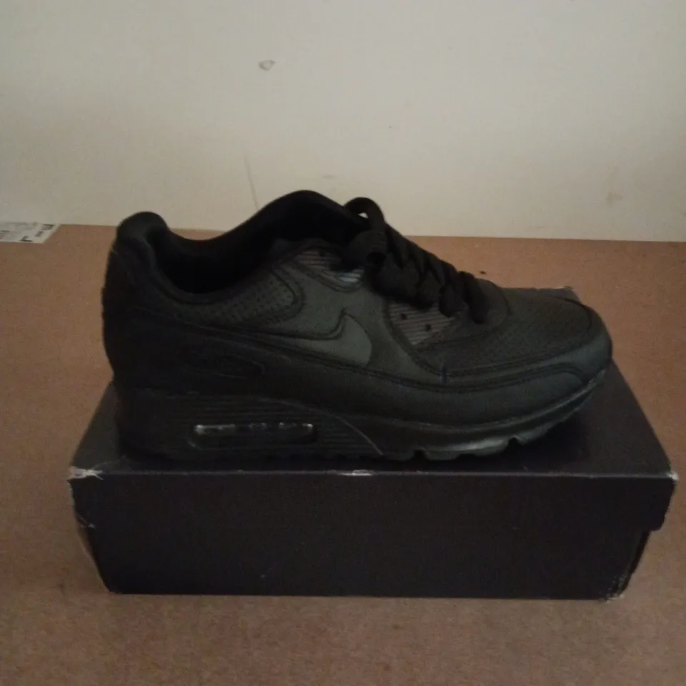 BOXED PAIR OF NIKE AIR MAX TRAINERS IN BLACK - UK 5