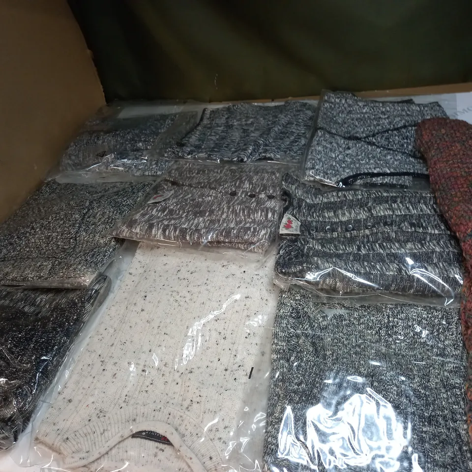 LOT OF APPROX 10 ASSORTED CLOTHING ITEMS IN VARIOUS SIZES