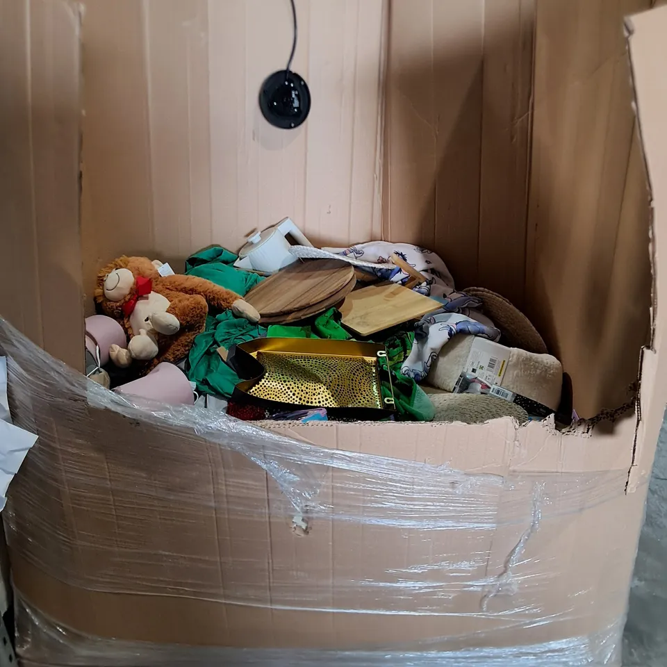 PALLET OF ASSORTED BEDDING AND HOUSEHOLD ITEMS TO INCLUDE STITCH LUNCH BOX, DUVET SETS, LAMPS AND PLUSHIES