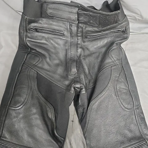 MEN'S BLACK LEATHER MOTORCYCLE TROUSERS WITH KNEE PADDING - SIZE UNKNOWN 