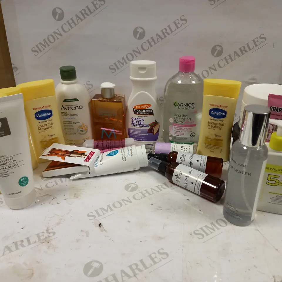 LOT OF APPROXIMATELY 20 COSMETICS ITEMS TO INCLUDE CERAVE MOISTURISNG CREAM, TRESEMME INSTANT RECOVERY MASK, REVOLUTION SKINCARE LONDON CLARIFYING ESSENCE SPRAY, ETC
