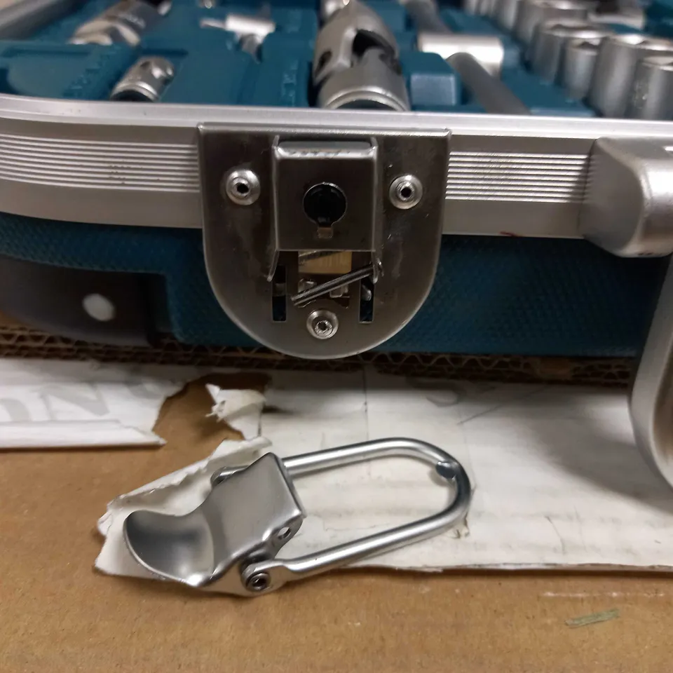 MAKITA SOCKET SET AND DRYWALL SCREWDRIVER