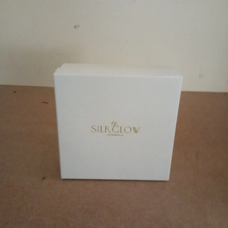 BOXED THE SILK GLOW HAIR SET