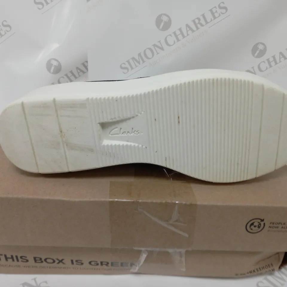 BOXED PAIR OF CLARKS LAYTON TRAINERS BLACK SIZE 6