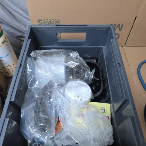 TOTE OF APPROXIMATELY 10 ASSORTED ITEMS TO INCLUDE: RESISTANCE BANDS 