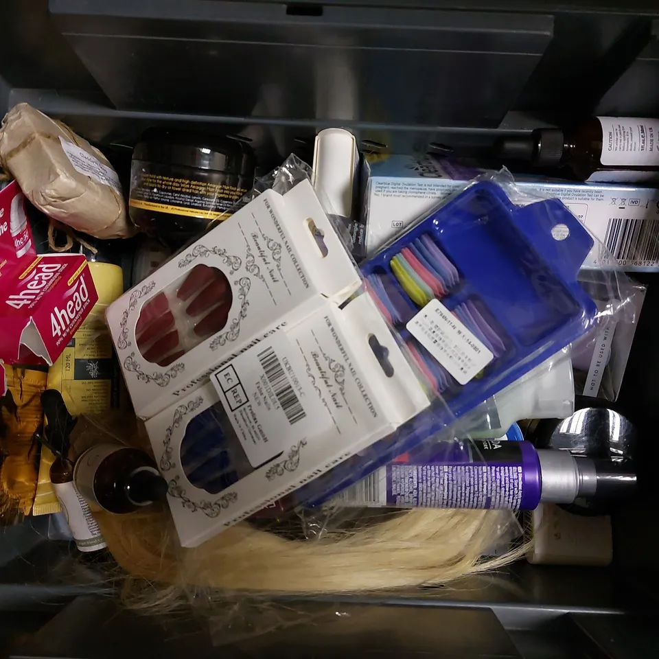 BOX OF APPROX 15 COSMETIC ITEMS TO INCLUDE HAIR BIOLOGY MENOPAUSE SHAMPOO, LANSINOH BREASTMILK STORAGE BAGS AND AMARGAN MATT FINISH GEL