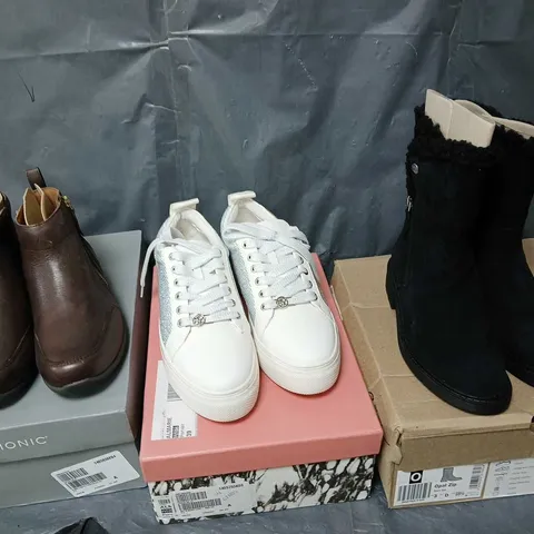 APPROXIMATELY 10 ASSORTED SHOES & FOOTWEAR TO INCLUDE CLARKS, MODA IN PELLE, VIONIC, ETC