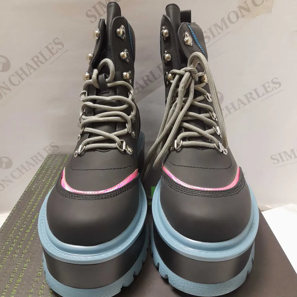 KOI SPECTRE FLASH MATRIX BLACK/TURQUOISE BOOTS - SIZE 6