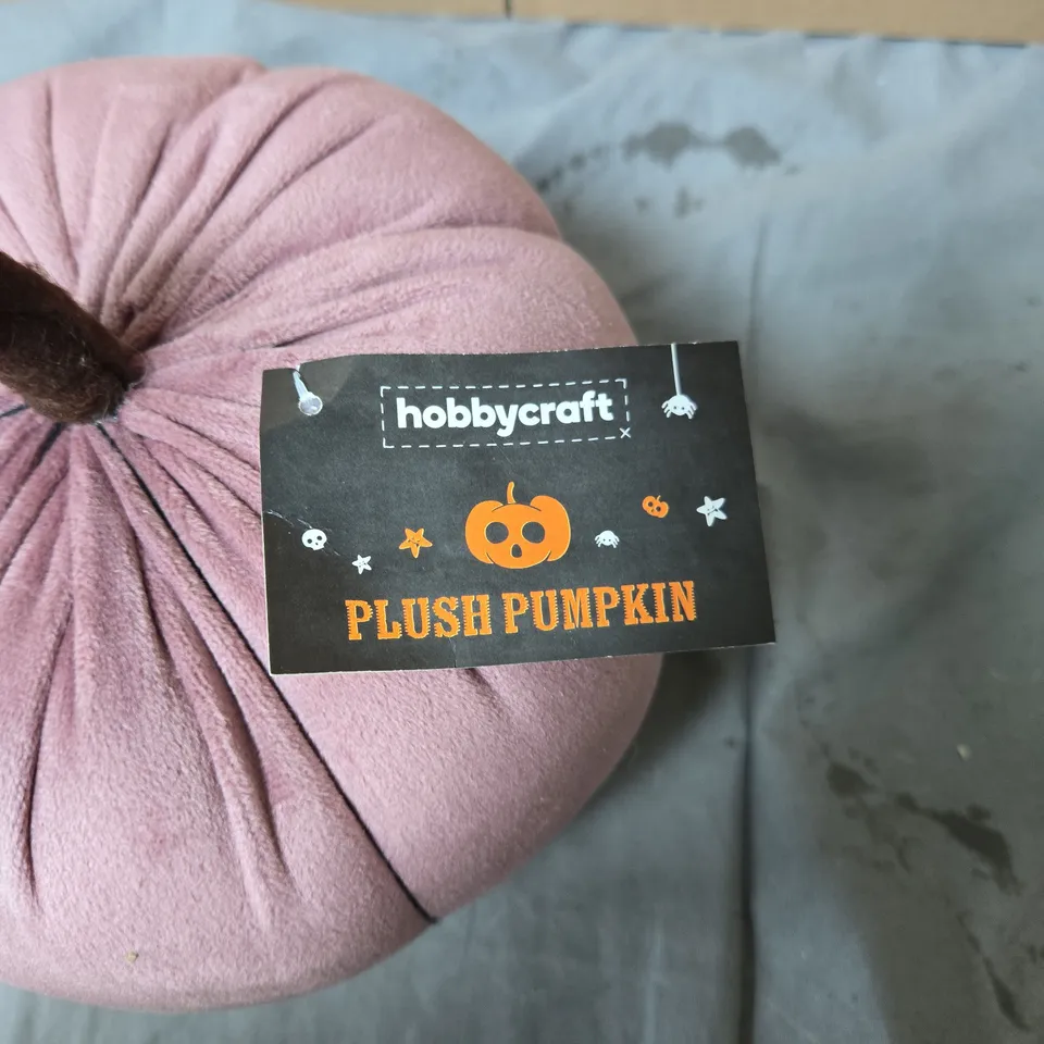 BOX OF APPROXIMATELY 100 HOBBYCRAFT PLUSH PUMPKIN DECORATIONS – PINK
